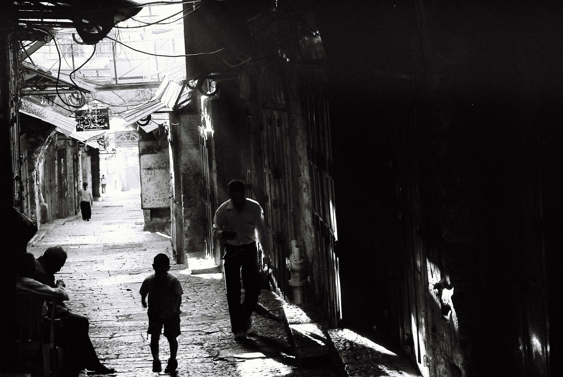 early morning walk and made unexpacted meet. waliking alonig this alley, desert in early morning ….